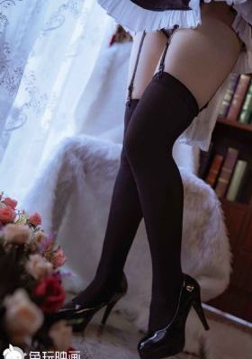 女人脱了内裤趴开腿让男躁动态图